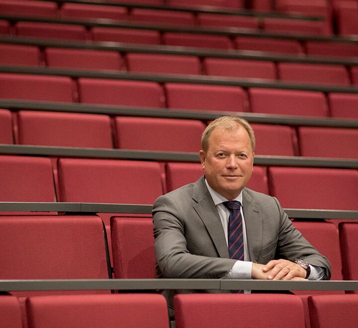 Rektor Inge Jan Henjesand som sitter i forelesningsalen
